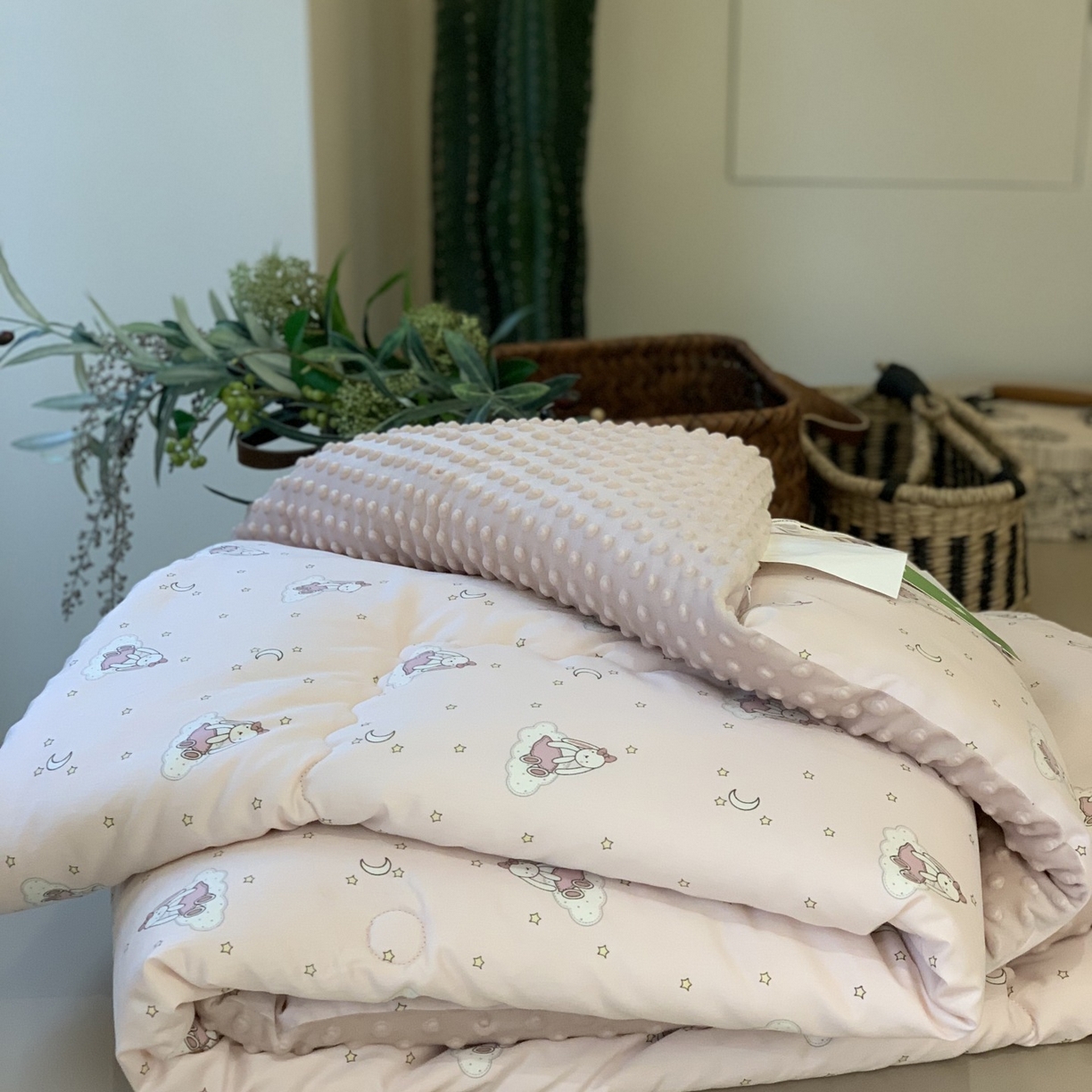 91家纺网 家纺一手货源 找家纺 汇庭 2025秋冬新品60s长绒棉单人豆豆冬被子被芯 甜心兔