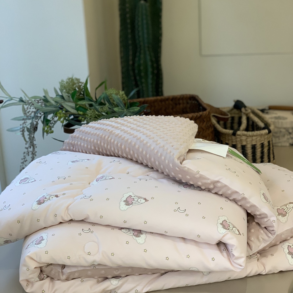 91家纺网 家纺一手货源 找家纺 汇庭 2025秋冬新品60s长绒棉单人豆豆冬被子被芯 甜心兔