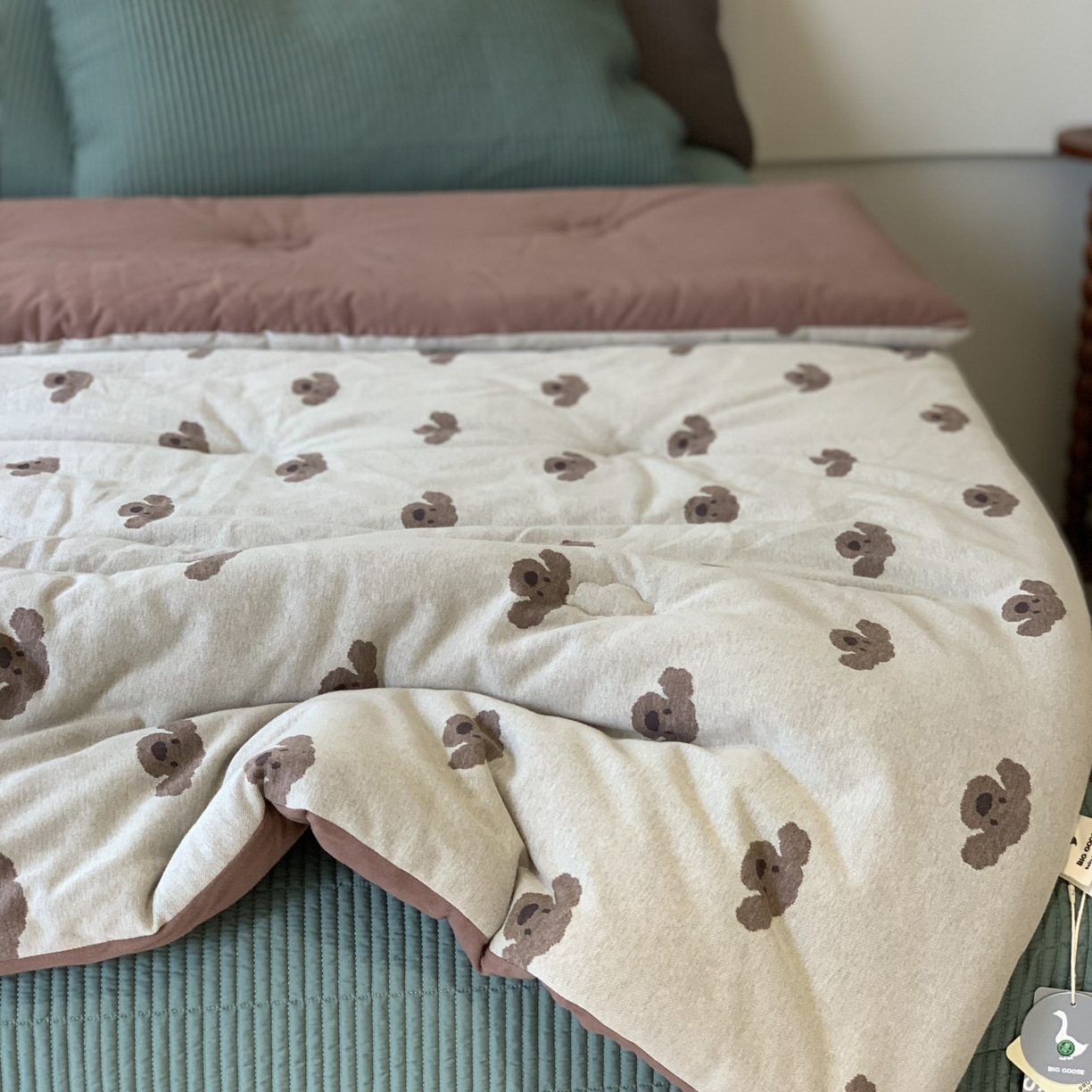 91家纺网 家纺一手货源 找家纺 汇庭 2025秋冬新款小耳朵色织春秋被子被芯系列 叮叮狗卡其