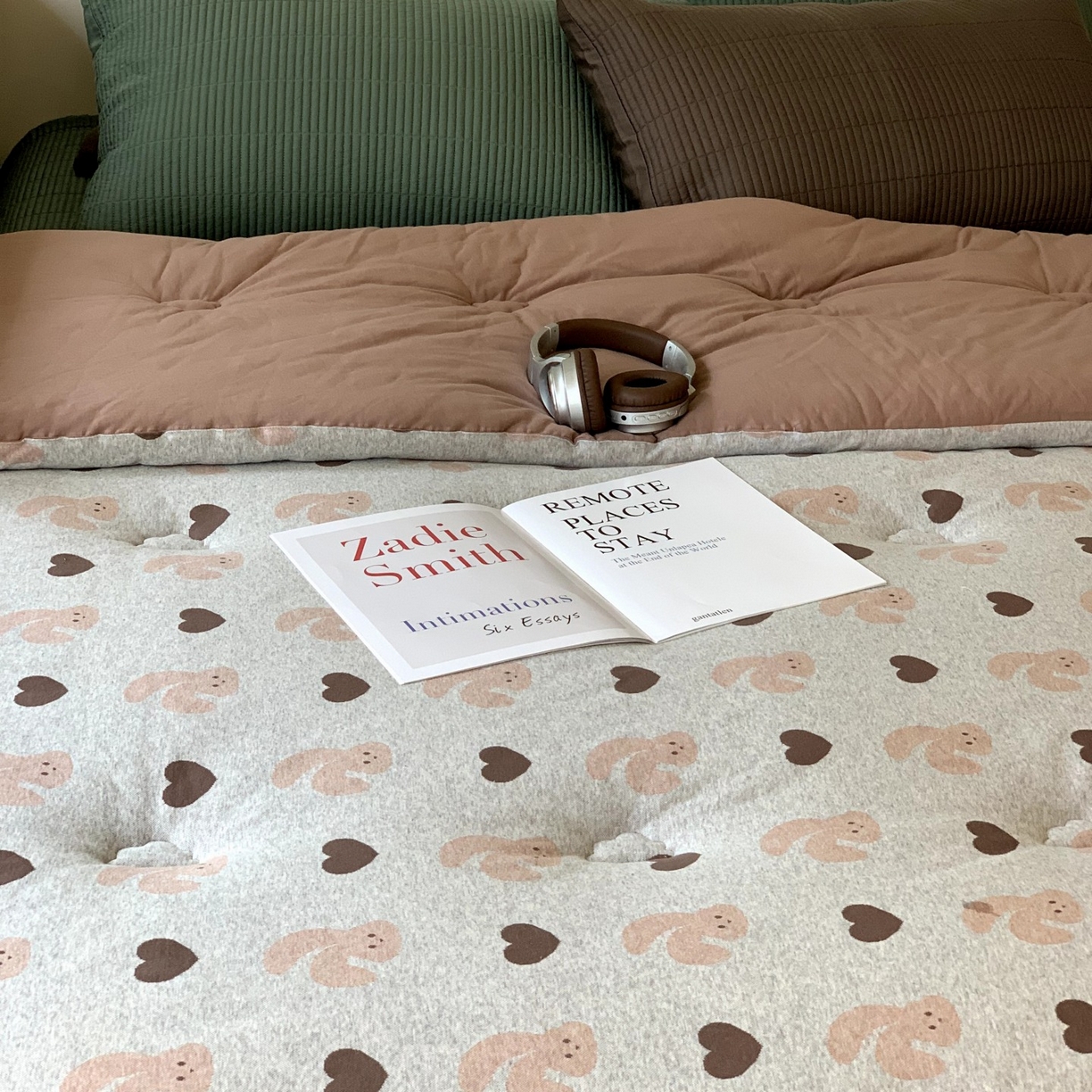 91家纺网 家纺一手货源 找家纺 汇庭 2025秋冬新款小耳朵色织春秋被子被芯系列 红宗小兔