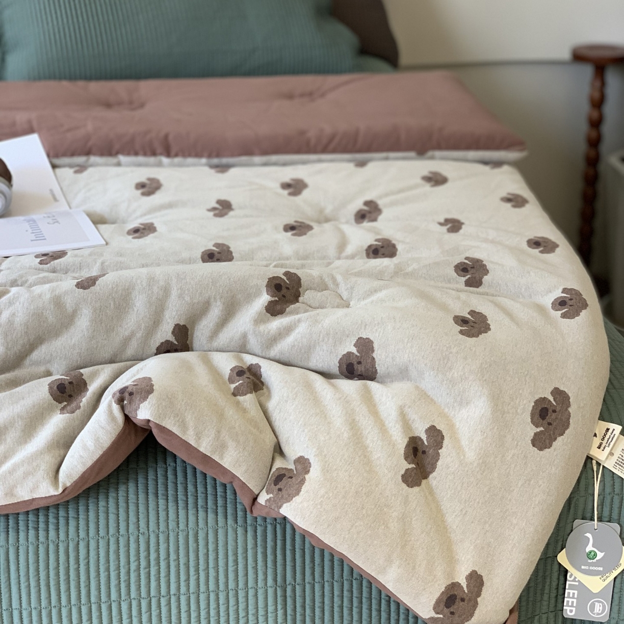 91家纺网 家纺一手货源 找家纺 汇庭 2025秋冬新款小耳朵色织春秋被子被芯系列 叮叮狗卡其