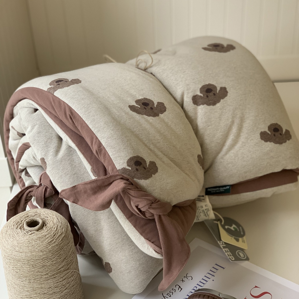 91家纺网 家纺一手货源 找家纺 汇庭 2025秋冬新款小耳朵色织春秋被子被芯系列 叮叮狗卡其