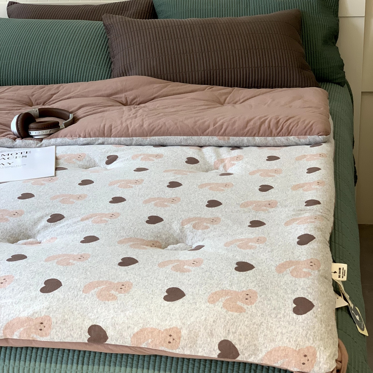 91家纺网 家纺一手货源 找家纺 汇庭 2025秋冬新款小耳朵色织春秋被子被芯系列 红宗小兔