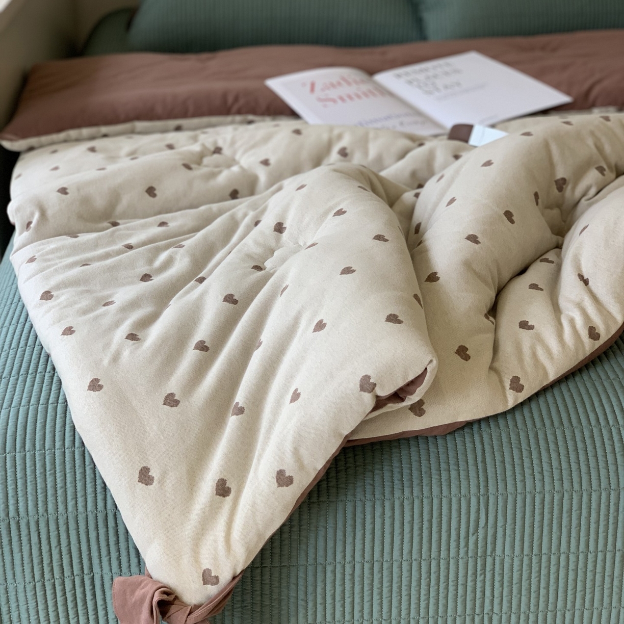 91家纺网 家纺一手货源 找家纺 汇庭 2025秋冬新款小耳朵色织春秋被子被芯系列 小甜心红