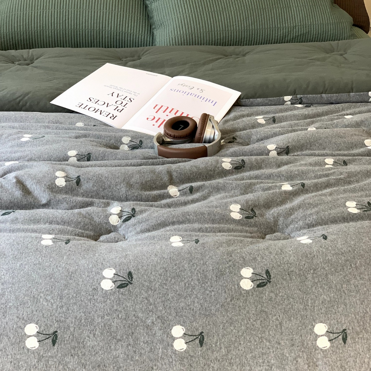 91家纺网 家纺一手货源 找家纺 汇庭 2025秋冬新款小耳朵色织春秋被子被芯系列 黑色樱桃