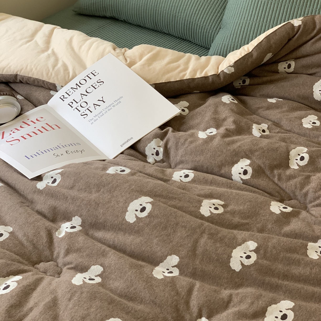 91家纺网 家纺一手货源 找家纺 汇庭 2025秋冬新款小耳朵色织春秋被子被芯系列 叮叮狗棕