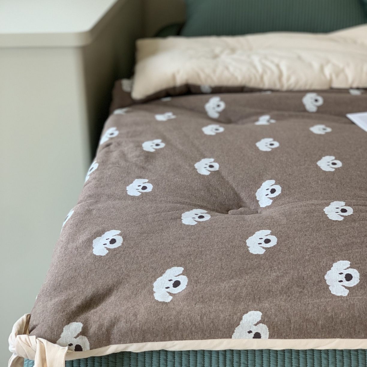 91家纺网 家纺一手货源 找家纺 汇庭 2025秋冬新款小耳朵色织春秋被子被芯系列 叮叮狗棕