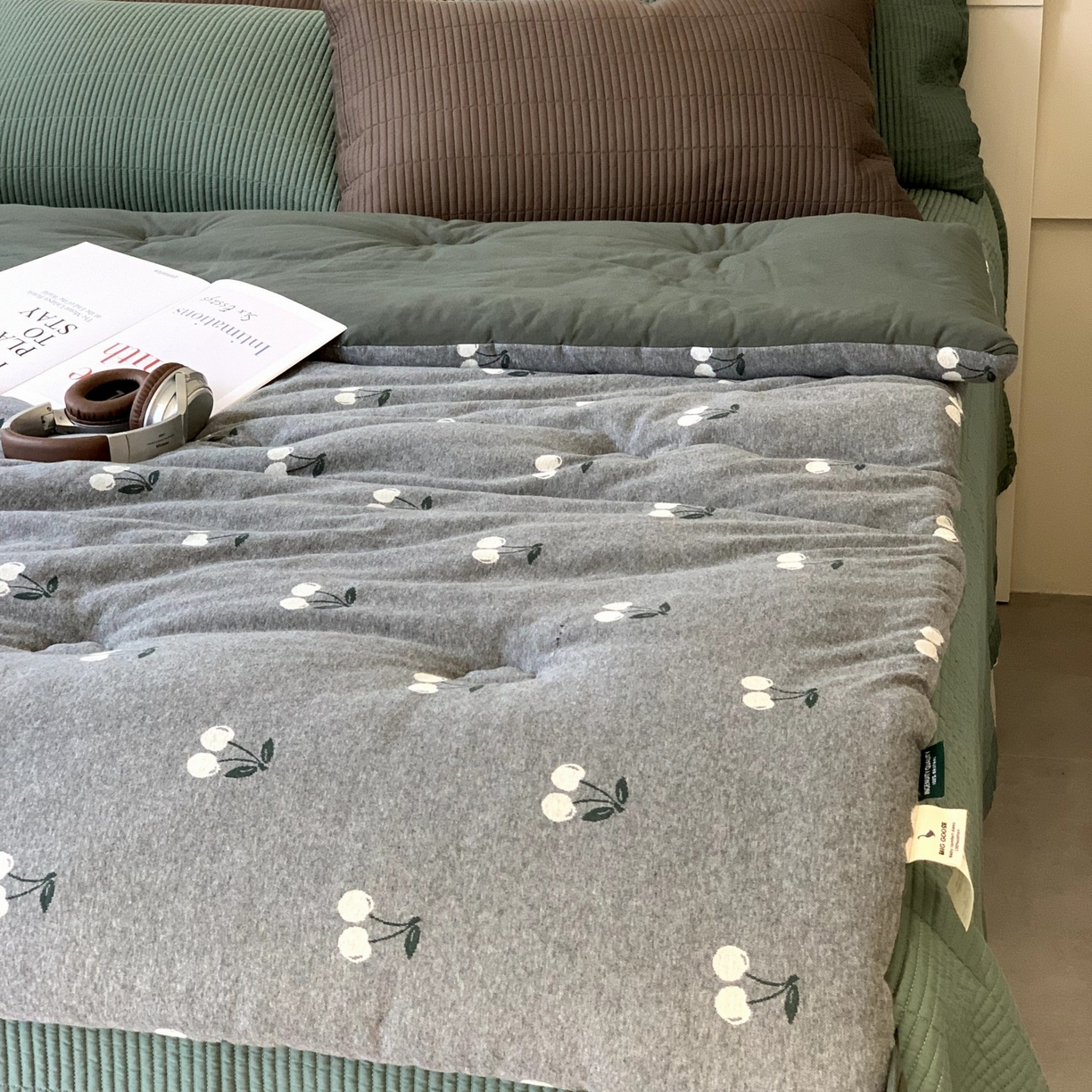 91家纺网 家纺一手货源 找家纺 汇庭 2025秋冬新款小耳朵色织春秋被子被芯系列 黑色樱桃