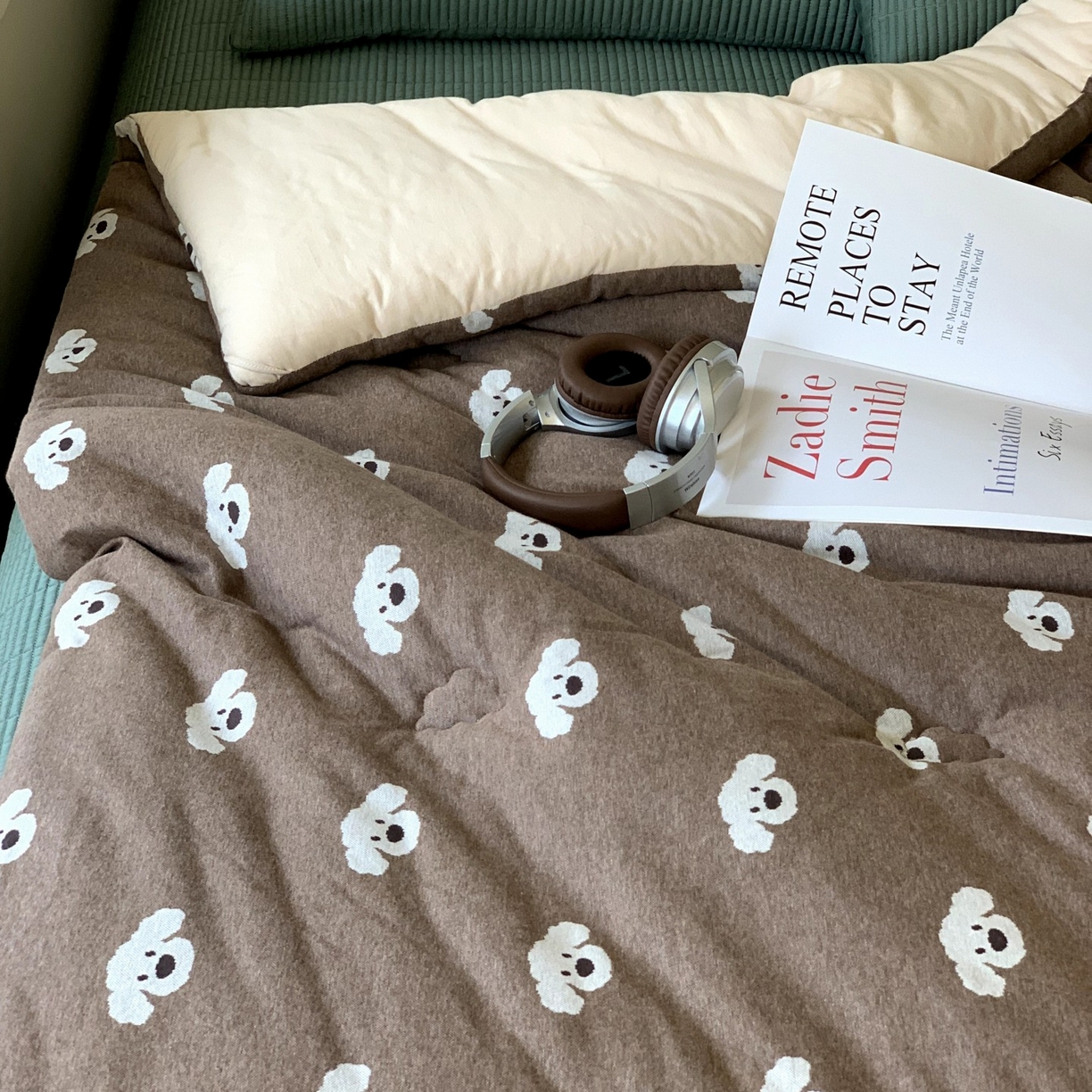 91家纺网 家纺一手货源 找家纺 汇庭 2025秋冬新款小耳朵色织春秋被子被芯系列 叮叮狗棕