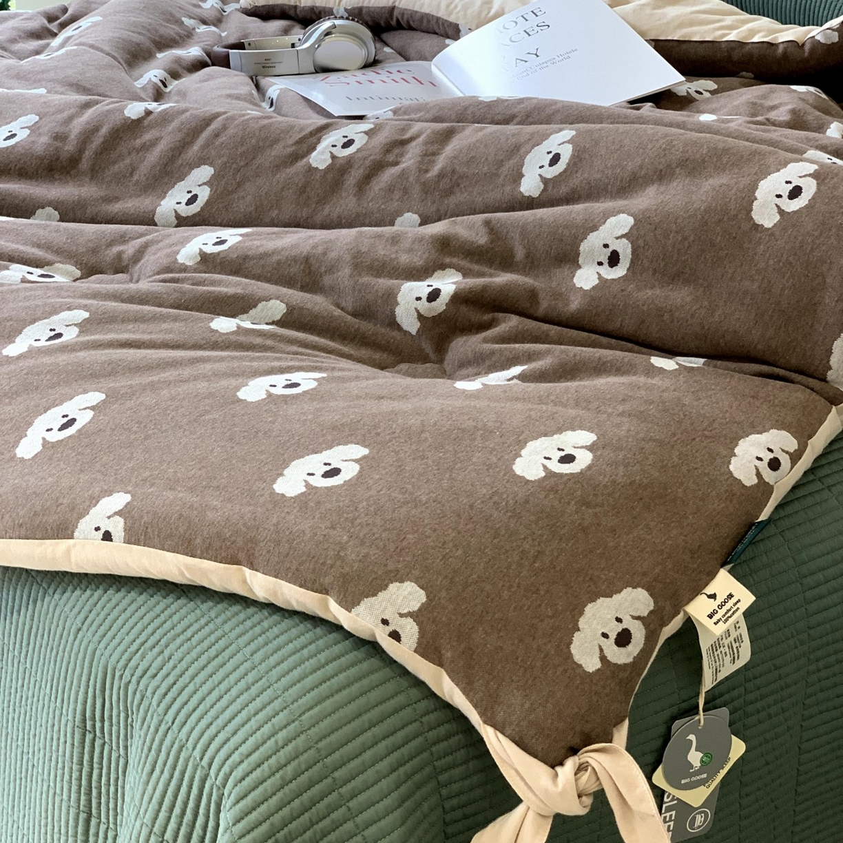 91家纺网 家纺一手货源 找家纺 汇庭 2025秋冬新款小耳朵色织春秋被子被芯系列 叮叮狗棕