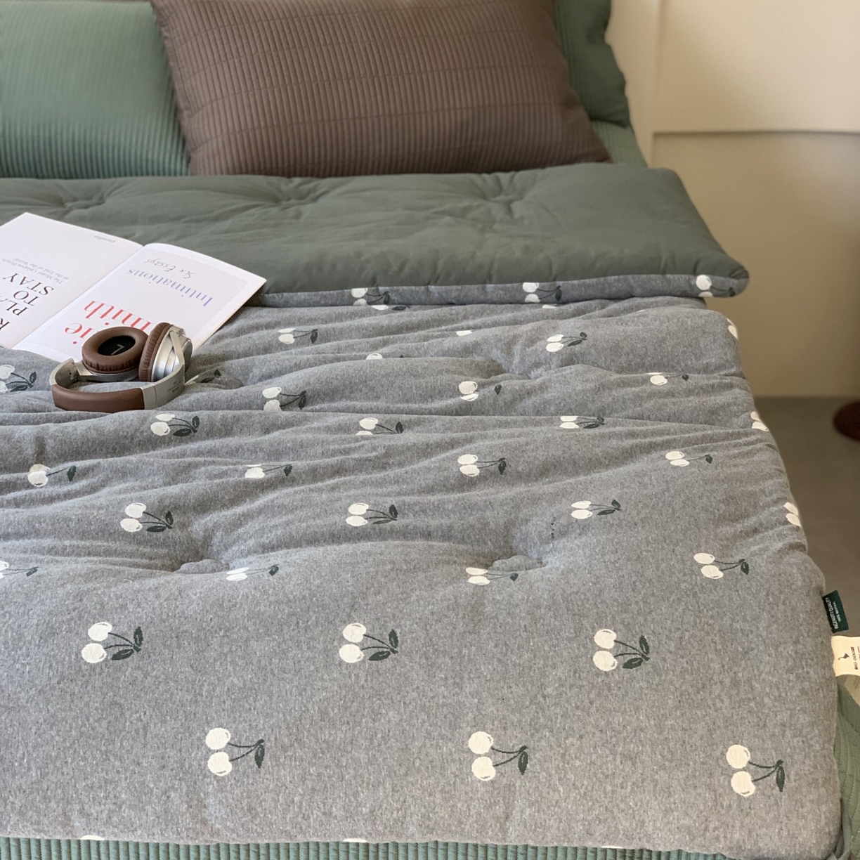 91家纺网 家纺一手货源 找家纺 汇庭 2025秋冬新款小耳朵色织春秋被子被芯系列 黑色樱桃