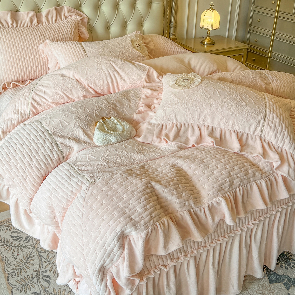 91家纺网 家纺一手货源 找家纺 （总）好儿喜家纺 2025新款雕花牛奶绒床盖四件套-艾洛微