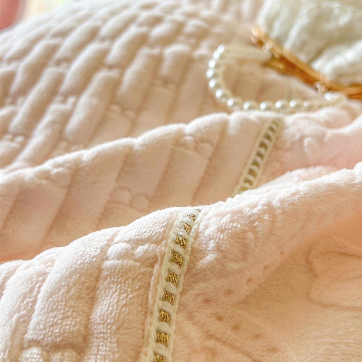 91家纺网 家纺一手货源 找家纺 （总）好儿喜家纺 2025新款雕花牛奶绒床盖四件套-艾洛微