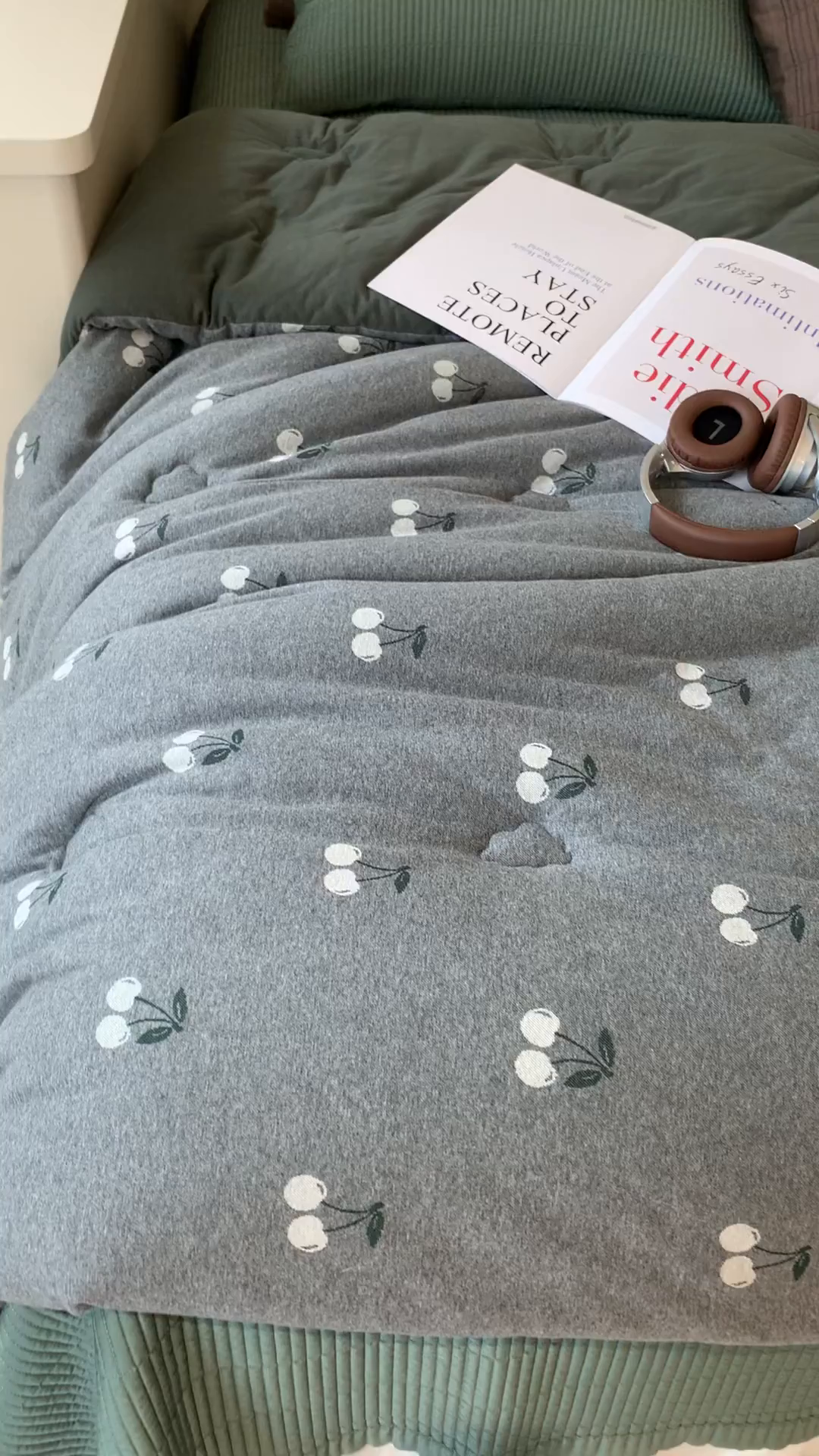 91家纺网 家纺一手货源 找家纺 汇庭 2025秋冬新款小耳朵色织春秋被子被芯系列 黑色樱桃