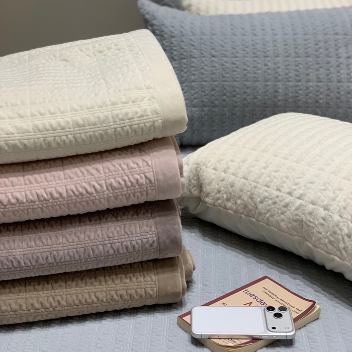 91家纺网 家纺一手货源 找家纺 汇庭 2025新款时尚条绒床盖三件套系列 组合图仅供展示不可下单