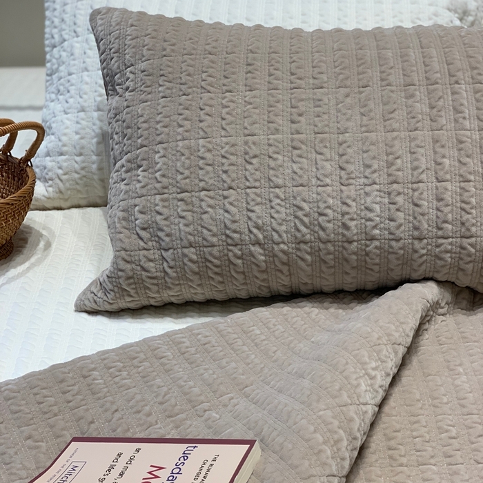 91家纺网 家纺一手货源 找家纺 汇庭 2025新款时尚条绒床盖三件套系列 时尚条咖