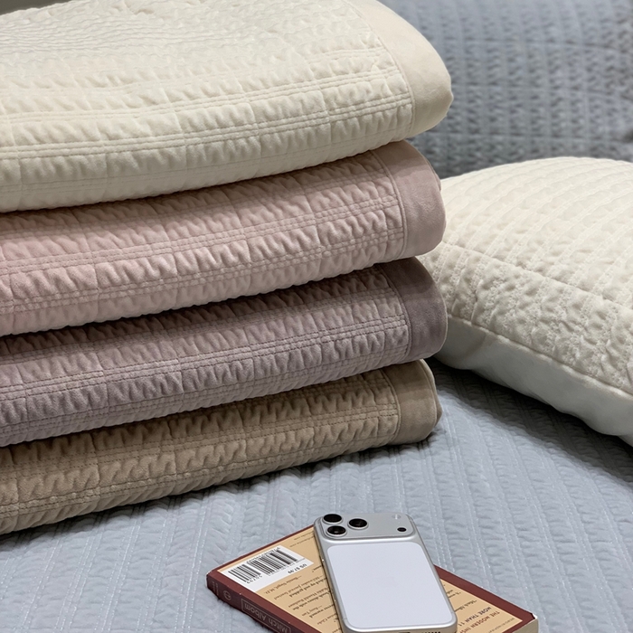 91家纺网 家纺一手货源 找家纺 汇庭 2025新款时尚条绒床盖三件套系列 组合图仅供展示不可下单