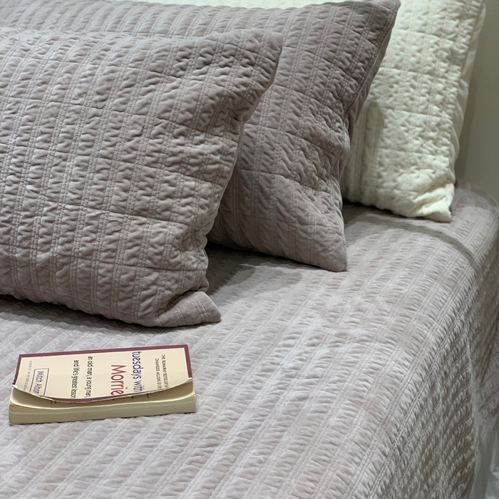 91家纺网 家纺一手货源 找家纺 汇庭 2025新款时尚条绒床盖三件套系列 时尚条紫