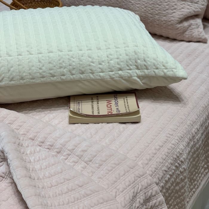 91家纺网 家纺一手货源 找家纺 汇庭 2025新款时尚条绒床盖三件套系列 时尚条粉