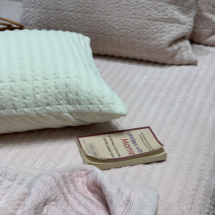 91家纺网 家纺一手货源 找家纺 汇庭 2025新款时尚条绒床盖三件套系列 时尚条粉