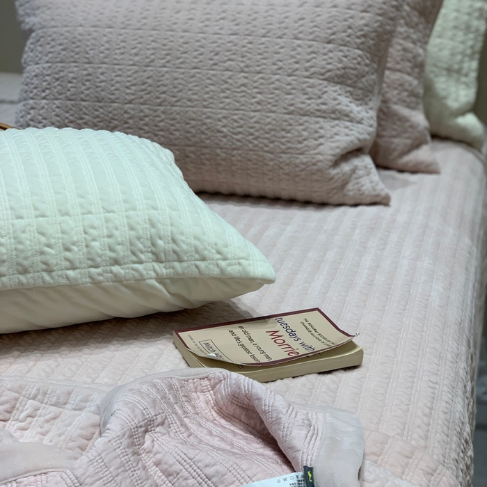 91家纺网 家纺一手货源 找家纺 汇庭 2025新款时尚条绒床盖三件套系列 时尚条粉