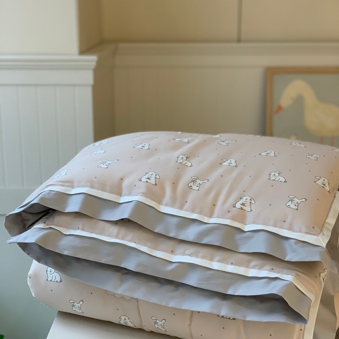 91家纺网 家纺一手货源 找家纺 汇庭 2025新款美棉春秋被被子被芯系列 奶油兔