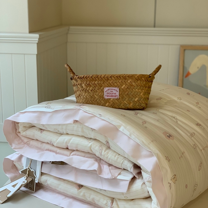 91家纺网 家纺一手货源 找家纺 汇庭 2025新款美棉春秋被被子被芯系列 奶油小猫粉