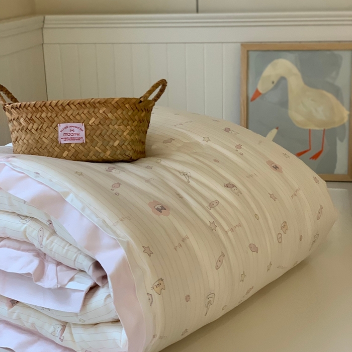 91家纺网 家纺一手货源 找家纺 汇庭 2025新款美棉春秋被被子被芯系列 奶油小猫粉