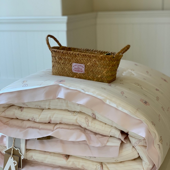 91家纺网 家纺一手货源 找家纺 汇庭 2025新款美棉春秋被被子被芯系列 奶油小猫粉