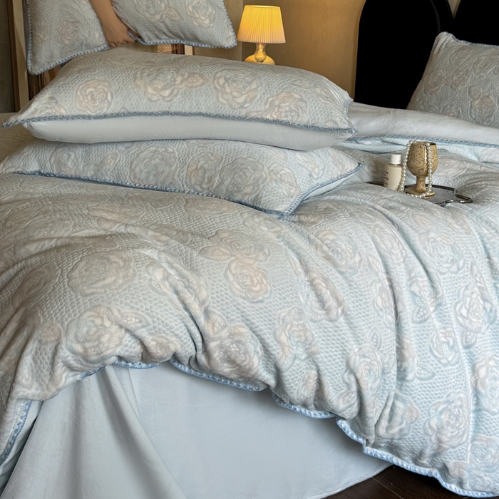 91家纺网 家纺一手货源 找家纺 丞音家纺 2025新款A类230克全消光烂花牛奶绒四件套-索菲亚 索菲亚-天空蓝