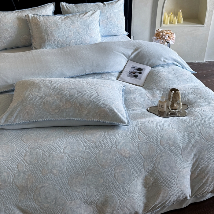 91家纺网 家纺一手货源 找家纺 丞音家纺 2025新款A类230克全消光烂花牛奶绒四件套-索菲亚 索菲亚-天空蓝