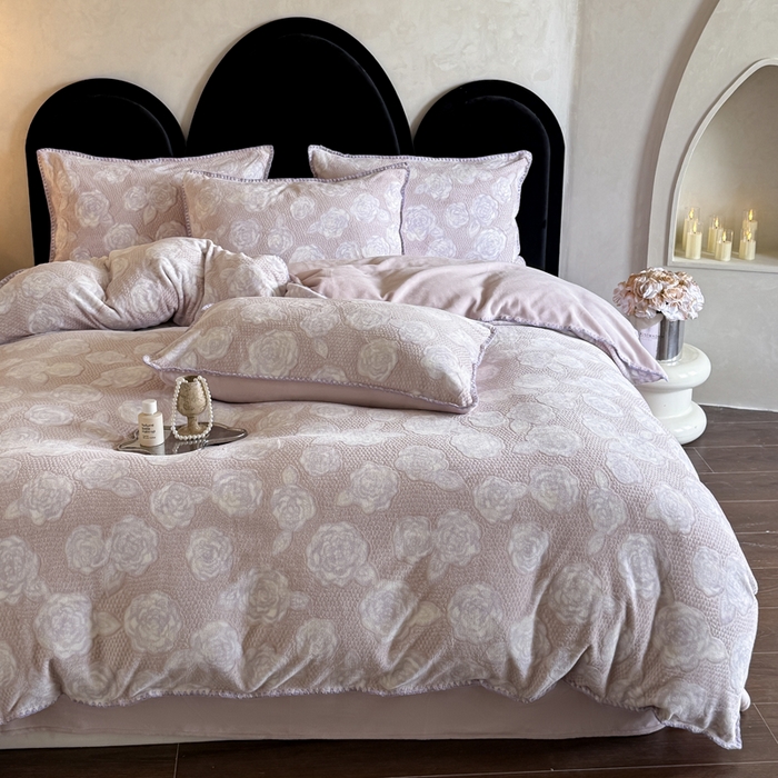 91家纺网 家纺一手货源 找家纺 丞音家纺 2025新款A类230克全消光烂花牛奶绒四件套-索菲亚 索菲亚-香芋紫