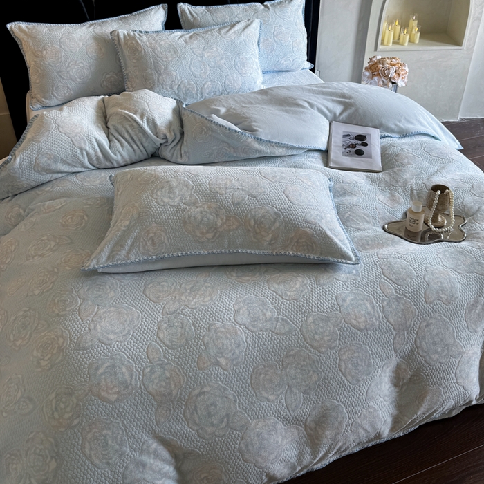 91家纺网 家纺一手货源 找家纺 丞音家纺 2025新款A类230克全消光烂花牛奶绒四件套-索菲亚 索菲亚-天空蓝