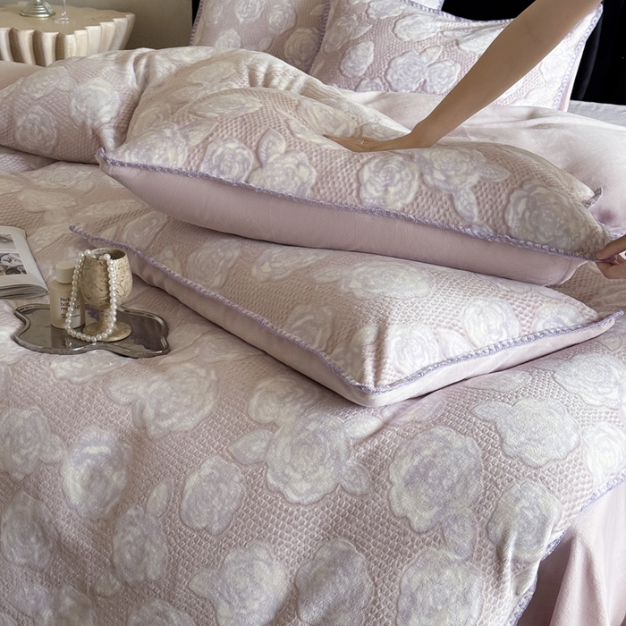 91家纺网 家纺一手货源 找家纺 丞音家纺 2025新款A类230克全消光烂花牛奶绒四件套-索菲亚 索菲亚-香芋紫