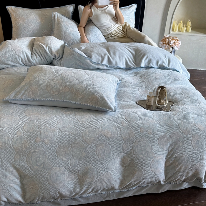 91家纺网 家纺一手货源 找家纺 丞音家纺 2025新款A类230克全消光烂花牛奶绒四件套-索菲亚 索菲亚-天空蓝