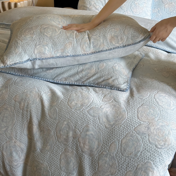 91家纺网 家纺一手货源 找家纺 丞音家纺 2025新款A类230克全消光烂花牛奶绒四件套-索菲亚 索菲亚-天空蓝