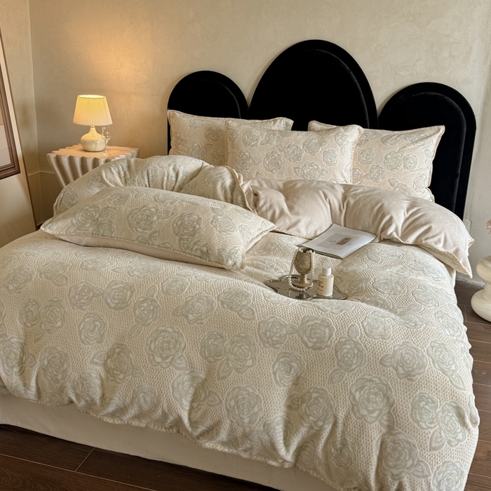 91家纺网 家纺一手货源 找家纺 丞音家纺 2025新款A类230克全消光烂花牛奶绒四件套-索菲亚 索菲亚-奶茶杏