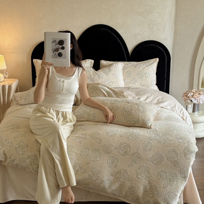 91家纺网 家纺一手货源 找家纺 丞音家纺 2025新款A类230克全消光烂花牛奶绒四件套-索菲亚 索菲亚-奶茶杏