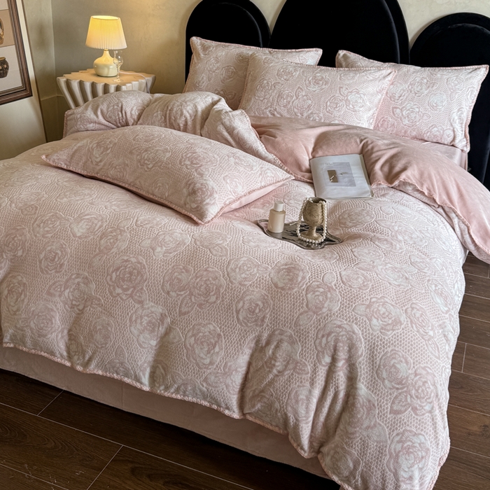 91家纺网 家纺一手货源 找家纺 丞音家纺 2025新款A类230克全消光烂花牛奶绒四件套-索菲亚 索菲亚-豆沙粉