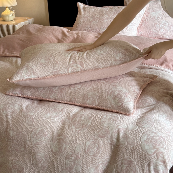 91家纺网 家纺一手货源 找家纺 丞音家纺 2025新款A类230克全消光烂花牛奶绒四件套-索菲亚 索菲亚-豆沙粉