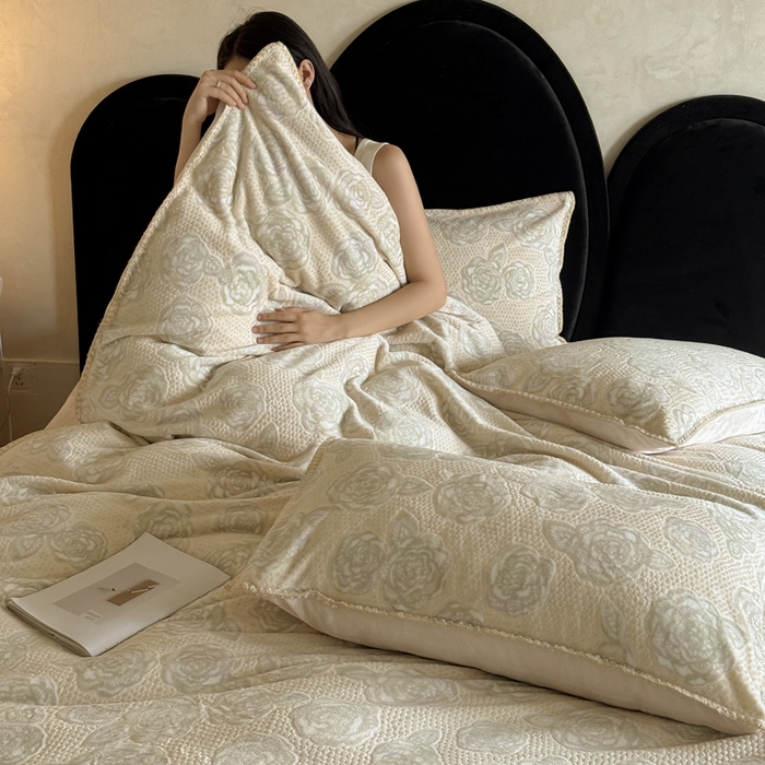 91家纺网 家纺一手货源 找家纺 丞音家纺 2025新款A类230克全消光烂花牛奶绒四件套-索菲亚 索菲亚-奶茶杏