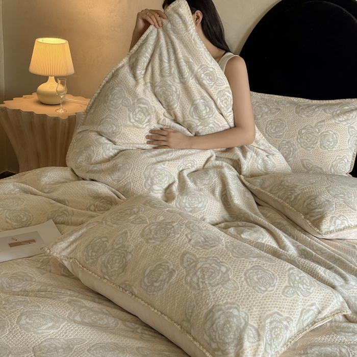 91家纺网 家纺一手货源 找家纺 丞音家纺 2025新款A类230克全消光烂花牛奶绒四件套-索菲亚 索菲亚-奶茶杏