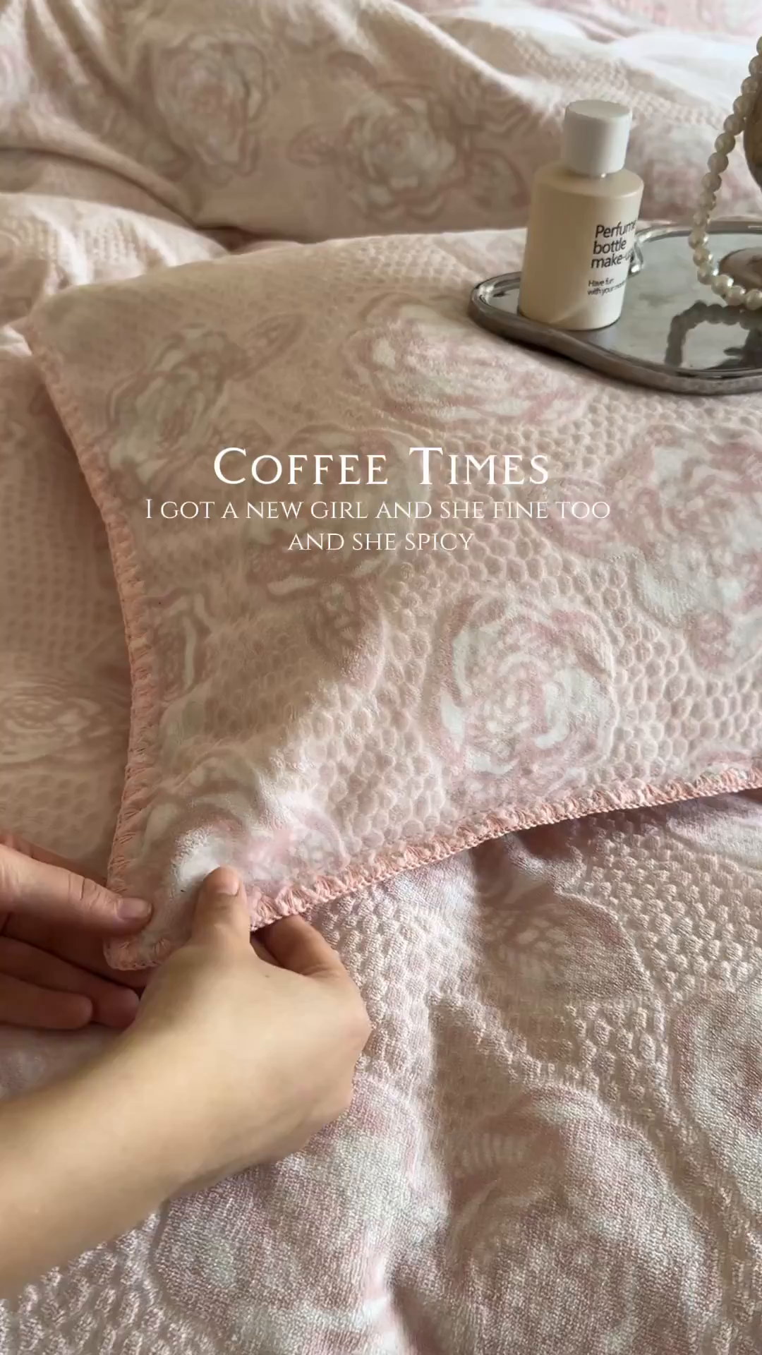 91家纺网 家纺一手货源 找家纺 丞音家纺 2025新款A类230克全消光烂花牛奶绒四件套-索菲亚 索菲亚-豆沙粉