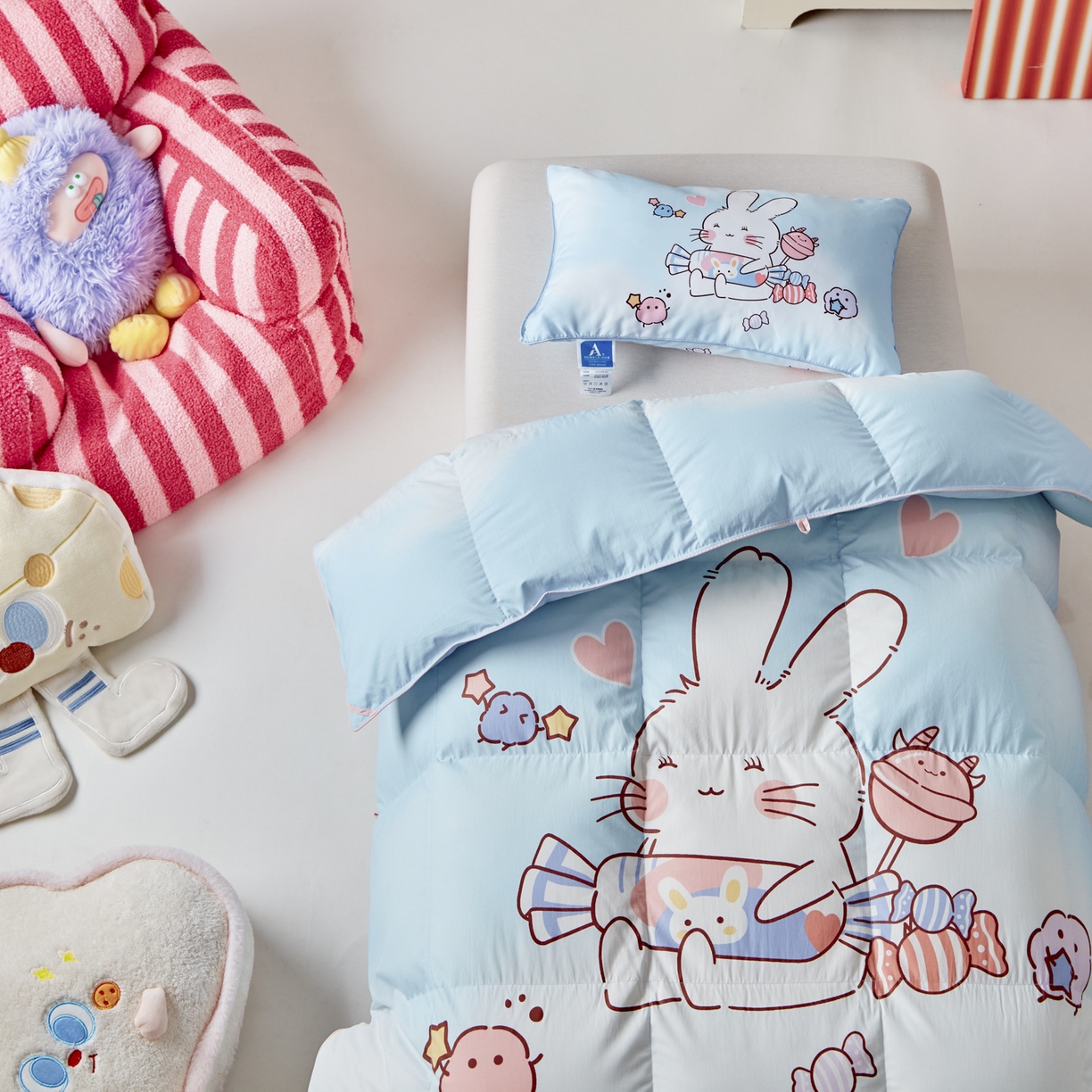 91家纺网 家纺一手货源 找家纺 暖羽屋羽绒馆 2025新款天丝儿童羽绒被鹅绒丝被芯1.5米儿童学生羽绒被 羽毛被冬被 春秋羽绒被子 奶糖大白兔