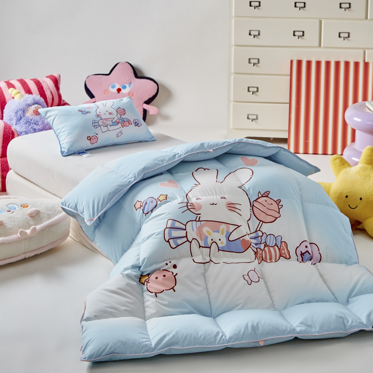 91家纺网 家纺一手货源 找家纺 暖羽屋羽绒馆 2025新款天丝儿童羽绒被鹅绒丝被芯1.5米儿童学生羽绒被 羽毛被冬被 春秋羽绒被子 奶糖大白兔