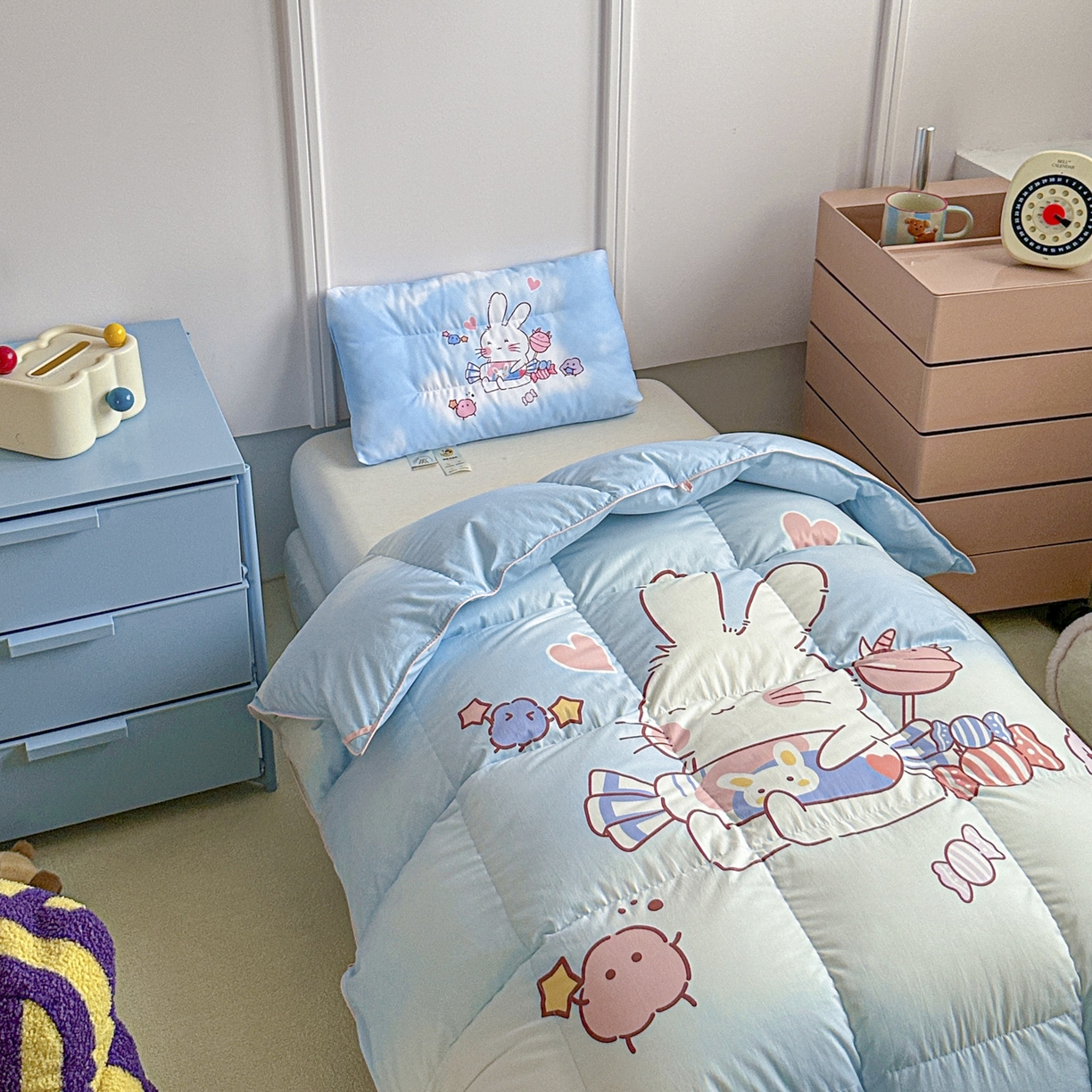 91家纺网 家纺一手货源 找家纺 暖羽屋羽绒馆 2025新款天丝儿童羽绒被鹅绒丝被芯1.5米儿童学生羽绒被 羽毛被冬被 春秋羽绒被子 奶糖大白兔