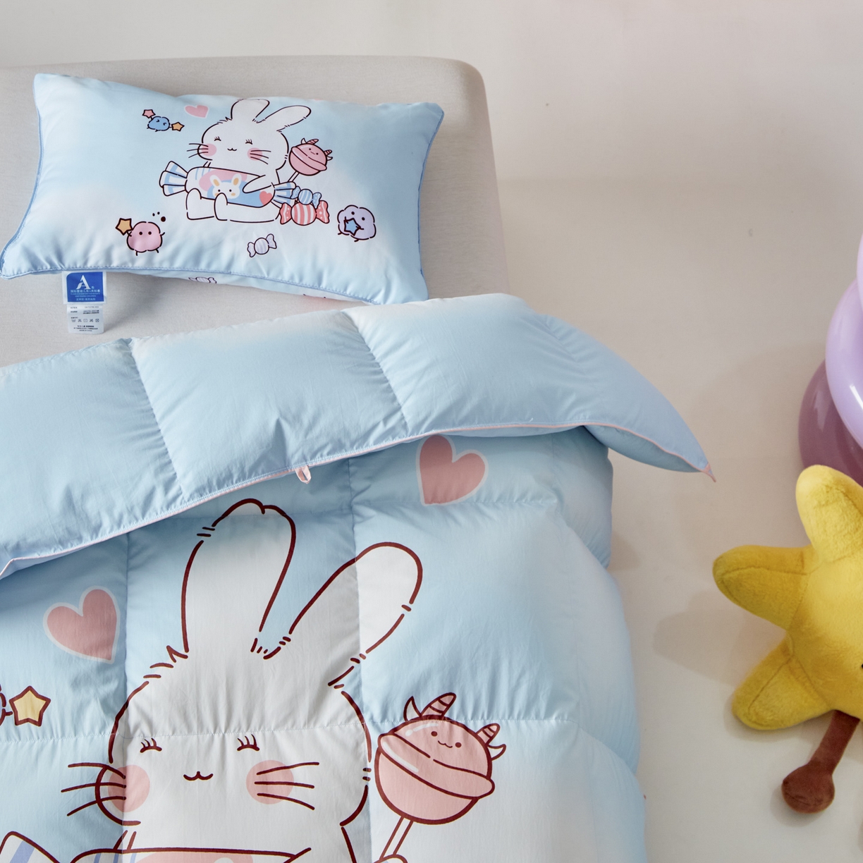 91家纺网 家纺一手货源 找家纺 暖羽屋羽绒馆 2025新款天丝儿童羽绒被鹅绒丝被芯1.5米儿童学生羽绒被 羽毛被冬被 春秋羽绒被子 奶糖大白兔