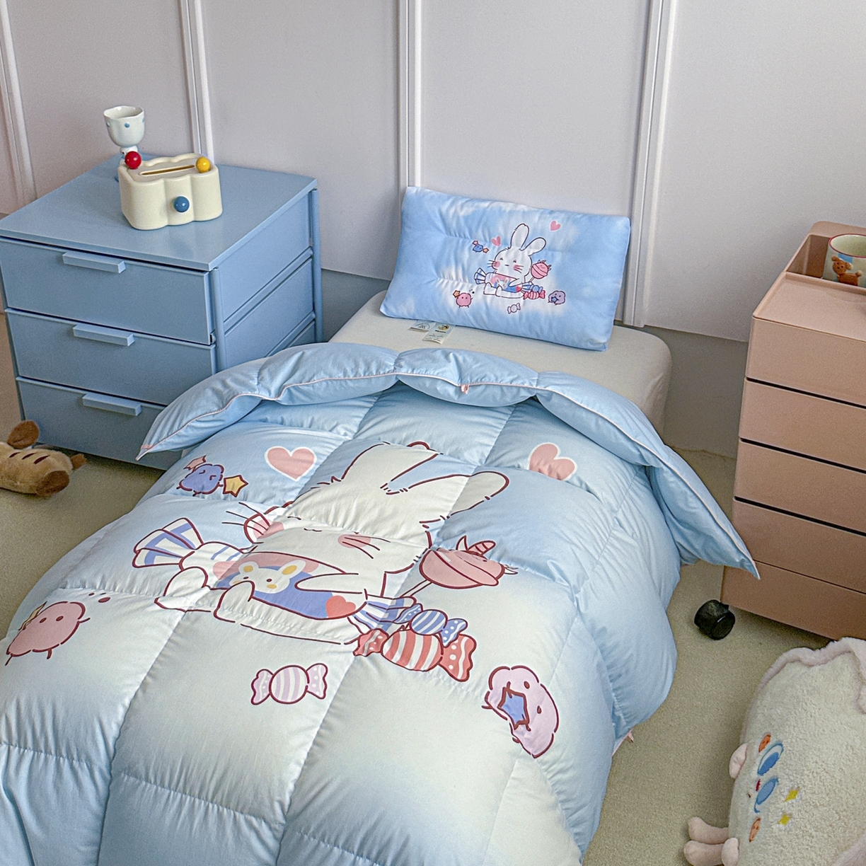 91家纺网 家纺一手货源 找家纺 暖羽屋羽绒馆 2025新款天丝儿童羽绒被鹅绒丝被芯1.5米儿童学生羽绒被 羽毛被冬被 春秋羽绒被子 奶糖大白兔