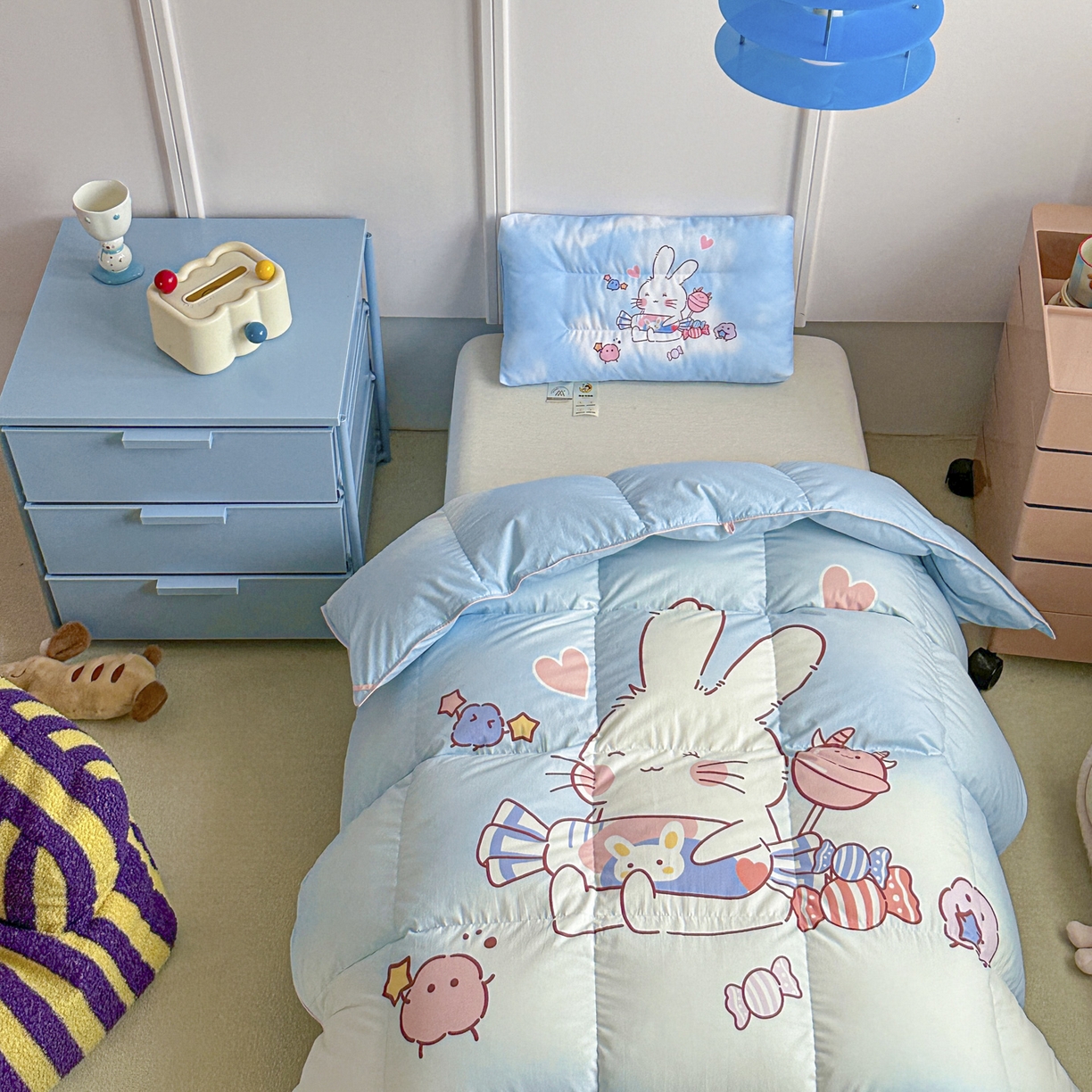 91家纺网 家纺一手货源 找家纺 暖羽屋羽绒馆 2025新款天丝儿童羽绒被鹅绒丝被芯1.5米儿童学生羽绒被 羽毛被冬被 春秋羽绒被子 奶糖大白兔