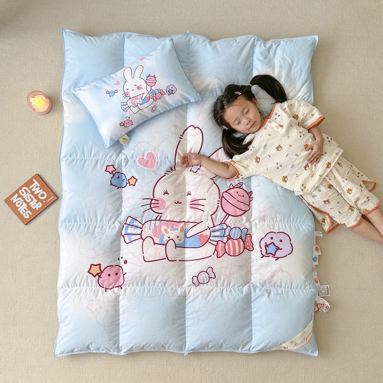 91家纺网 家纺一手货源 找家纺 暖羽屋羽绒馆 2025新款天丝儿童羽绒被鹅绒丝被芯1.5米儿童学生羽绒被 羽毛被冬被 春秋羽绒被子 奶糖兔兔 带模特